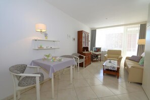 Unclassified image, 4 of 8, button