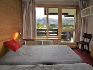 1 bedroom, bed sheets