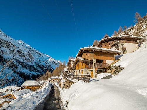 Luxury chalet, 6 bedrooms, 6 bathrooms, parking, Tignes