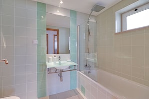 Badewanne, Haartrockner, Handtücher