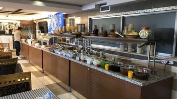 Petit déjeuner continental servi tous les jours en supplément