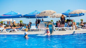 Piscine extérieure, parasols de plage, chaises longues