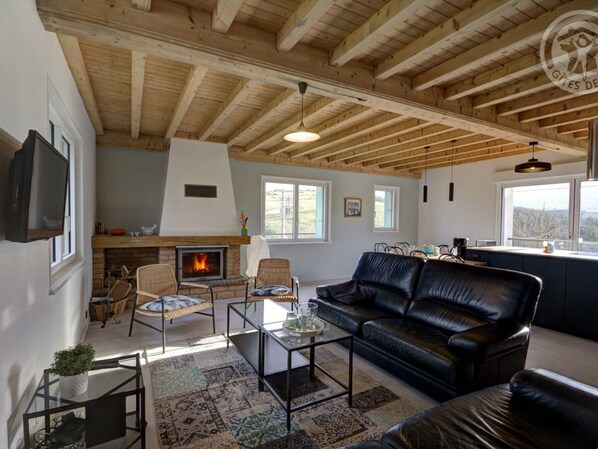 Télévision, cheminée, table de tennis de table