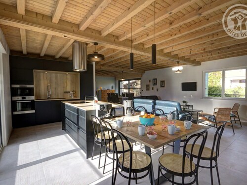Bright house with enclosed garden and fireplace, perfect for families and friends