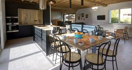 Bright house with enclosed garden and fireplace, perfect for families and friends