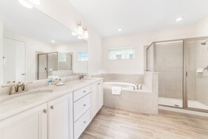 Ensemble douche/baignoire, sèche-cheveux, serviettes fournies, savon