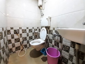 Standard Double Room | Bathroom | Shower, free toiletries, towels