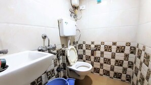 Standard Double Room | Bathroom - Hexa Royal Residency (Mumbai)