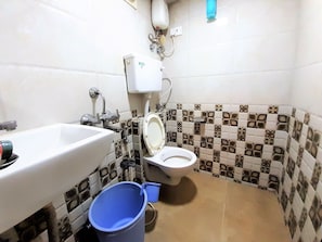 Standard Double Room | Bathroom | Shower, free toiletries, towels