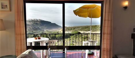 Televisión y chimenea