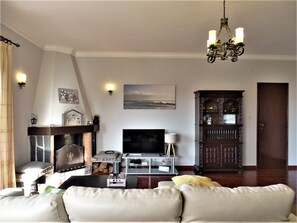 Televisión y chimenea 