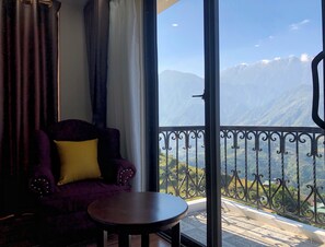 Premium bedding, Select Comfort beds, desk, laptop workspace - Muong Hoa View Hotel (Sa Pa)