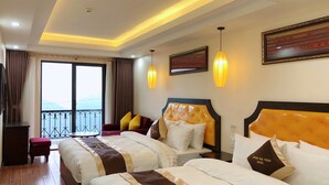 A hotel room with two beds, a balcony, and a view of the mountains. - Muong Hoa View Hotel (Sa Pa)