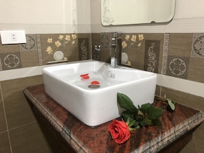 Bathroom sink - Muong Hoa View Hotel (Sa Pa)