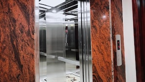 A modern elevator with a glass panel and a digital display showing the floor number. - Muong Hoa View Hotel (Sa Pa)