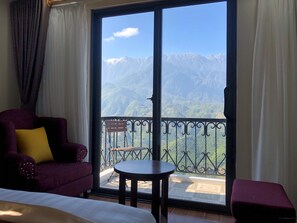 Premium bedding, Select Comfort beds, desk, laptop workspace - Muong Hoa View Hotel (Sa Pa)