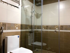 Dusche, kostenlose Toilettenartikel, Haartrockner, Hausschuhe