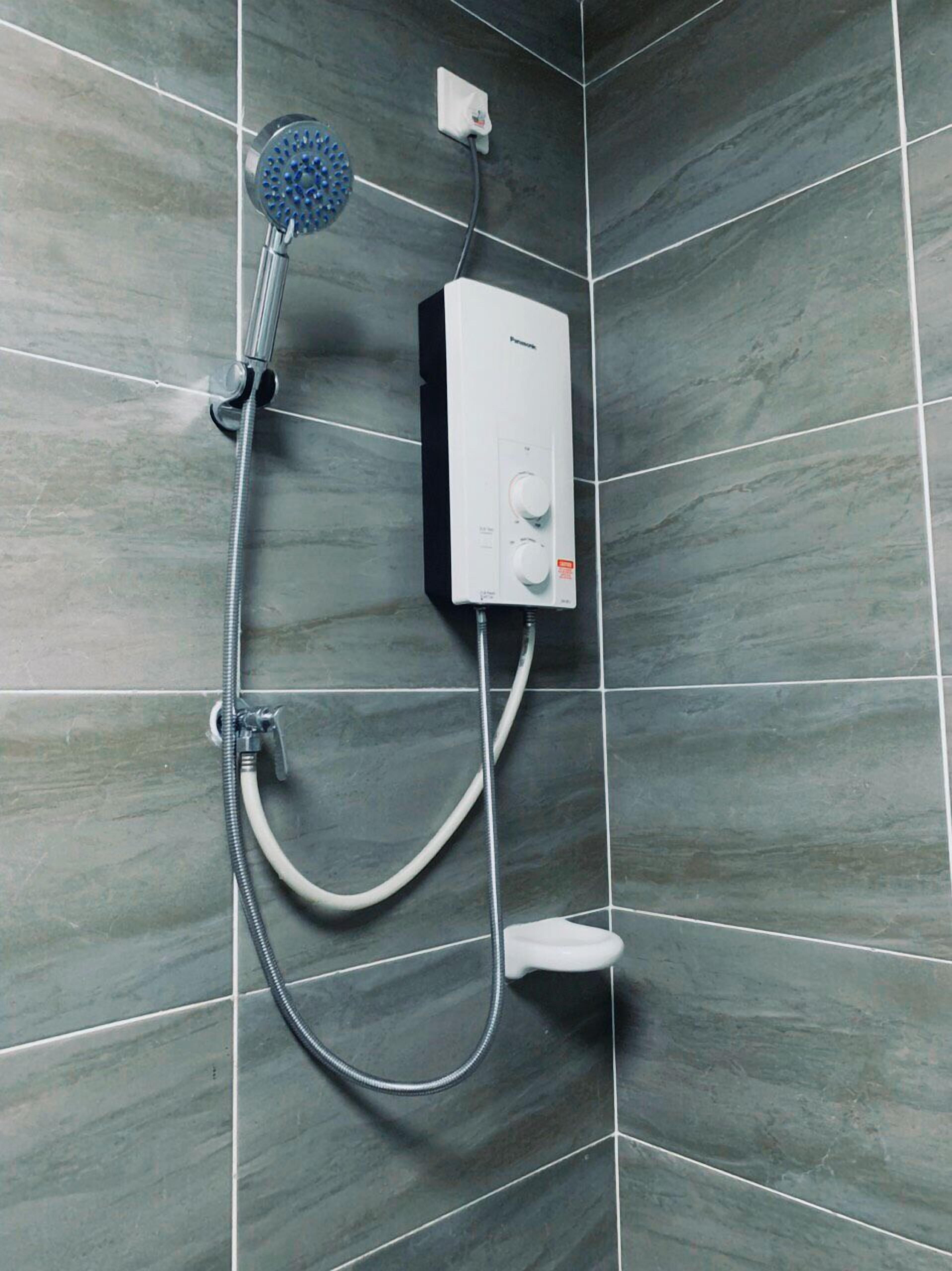 Secador de pelo, toallas y papel higiénico