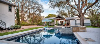 Pecan Villa with Access to Swimming Pool and Hot Tub