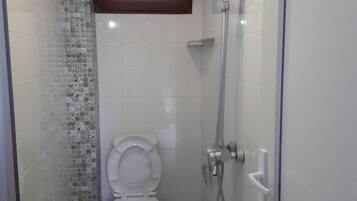 Deluxe Twin Room | Bathroom | Shower, hair dryer, towels, soap