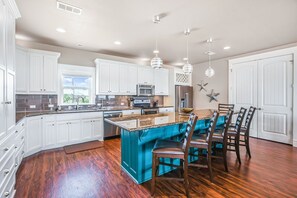 Frigorifero, microonde, lavastoviglie, macchina per tè/caffè