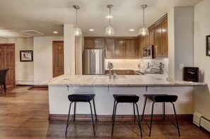 Apartamento, 3 habitaciones | Cocina privada | Frigorífico, horno, cafetera o tetera y tostadora