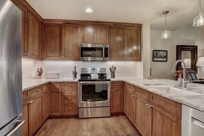 Apartamento, 3 habitaciones | Cocina privada | Frigorífico, horno, cafetera o tetera y tostadora