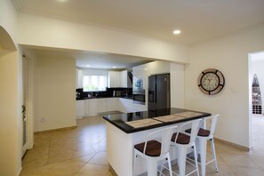 Een koelkast, een microgolfoven, een oven, een kookplaat