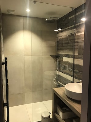 Dusche, Haartrockner, Handtücher, Toilettenpapier