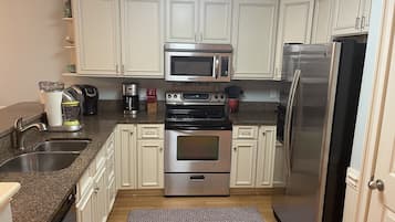 Frigorífic, microones, forn i placa de cuina