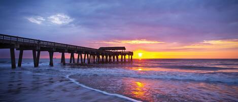 Beach nearby, sun-loungers, beach towels