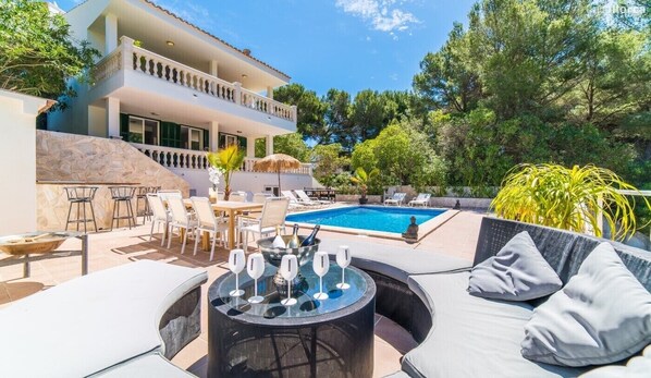 Outdoor dining - Luxury villa Felizidad. Private pool, 5 bedrooms, 4 bathrooms. and sea view.  Font de Sa Cala. (Capdepera)