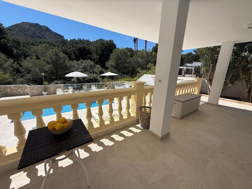 Luxury Villa Felicidad with private pool, <br>5 double rooms, 4 bathrooms and sea views 