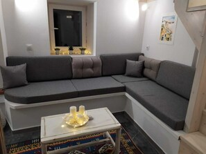 TV, lareira, livros