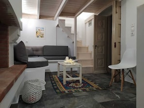 Télévision, cheminée, livres