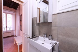 Douche, sèche-cheveux, serviettes fournies, savon
