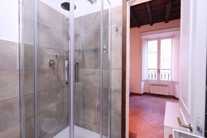 Dusche, Haartrockner, Bidet, Handtücher