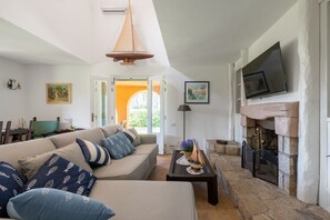 TV, peis, DVD-spiller og fotballspill