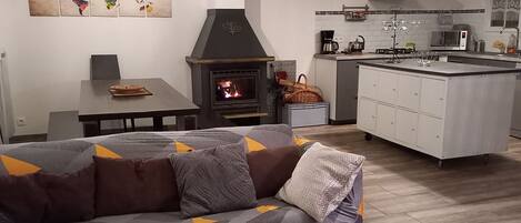 Télévision, cheminée, table de tennis de table