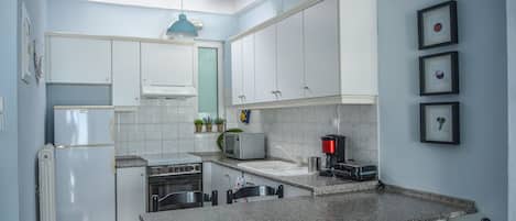 Fridge, microwave, oven, coffee/tea maker