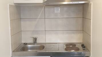 KylskÄp, mikrovÄgsugn, kaffe- och tebryggare och vattenkokare