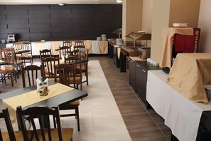 فطور قائم على الخدمة الذاتية مجانًا يوميًا