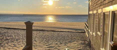 Sur la plage, chaise longue