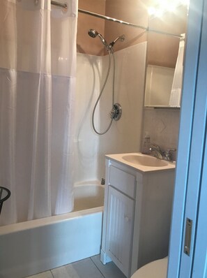 Duschwanne, Handtücher, Seife, Toilettenpapier