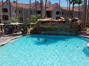 Alberca al aire libre y alberca climatizada