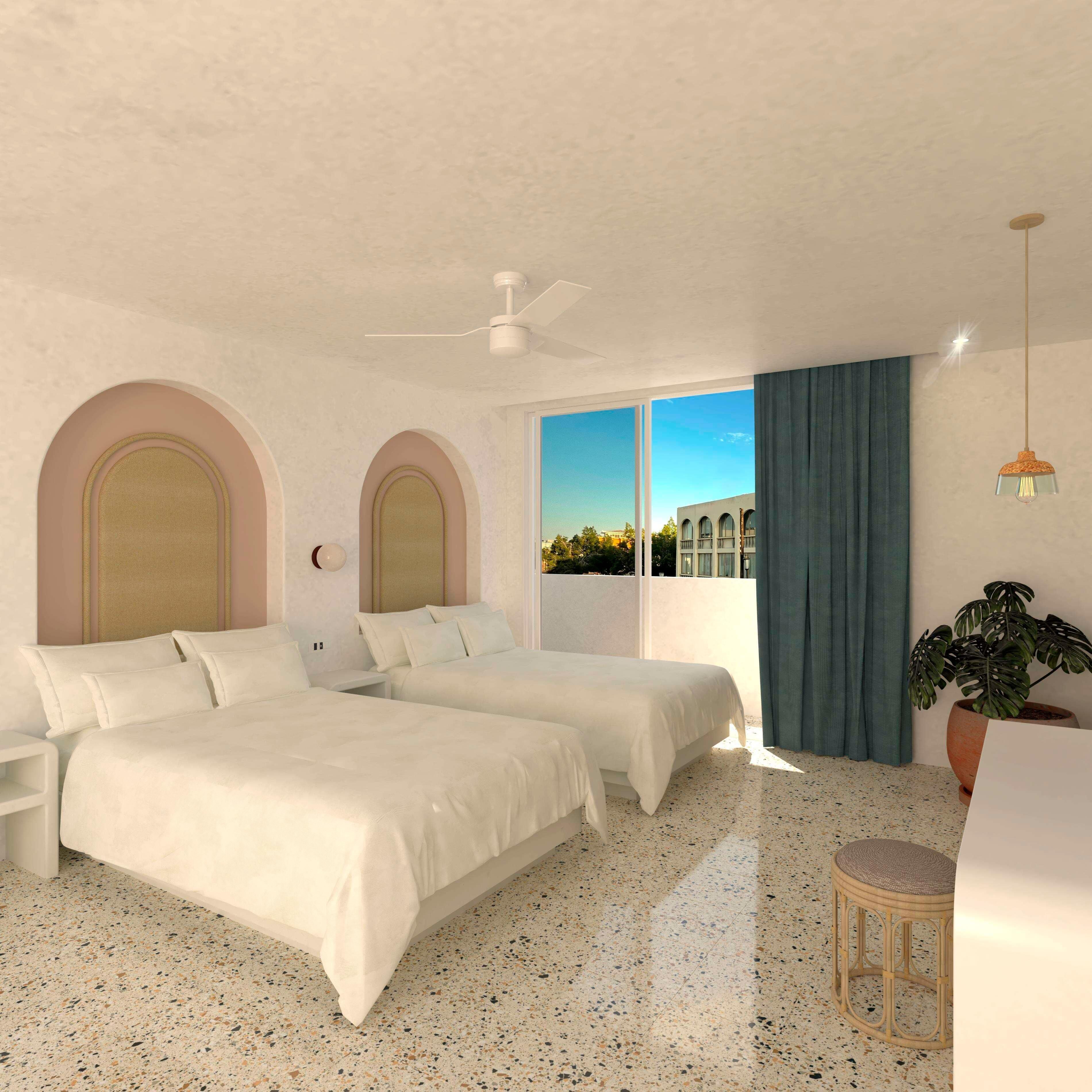 Habitación de hotel con dos camas, ventilador de techo, un ventanal con vistas y una planta en maceta.