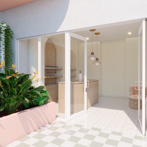 Um espaço moderno ao ar livre com piso xadrez, divisória de vidro, armário de madeira e cadeira de vime.