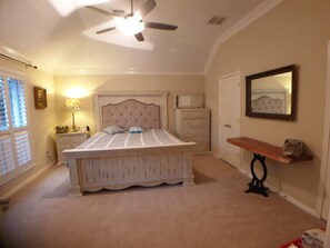 4 habitaciones, tabla de planchar con plancha, wifi y ropa de cama 