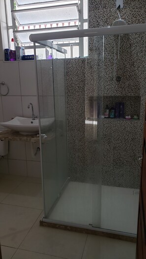 Secador de cabelo, toalhas de banho