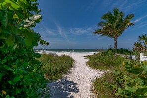 Beach nearby - Bollinger A · Pet-Friendly · Half Block to Gulf (Holmes Beach)
